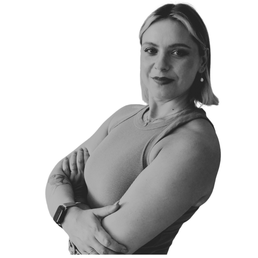 Egle Venclovas, career and leadership coach for ambitious women, arms crossed and confident